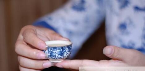 女士喝茶的手勢(shì)，女人正確喝茶手勢(shì)姿勢(shì)圖
