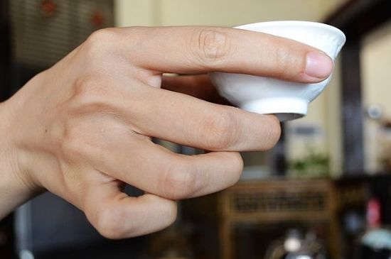 女士喝茶的手勢(shì)，女人正確喝茶手勢(shì)姿勢(shì)圖