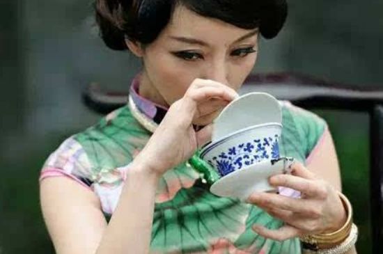 女士喝茶優(yōu)雅姿勢(shì)，女士正確喝茶姿勢(shì)禮儀