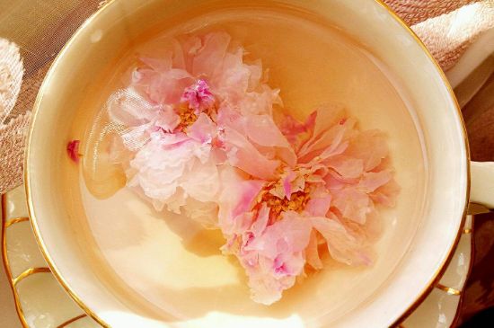 玫瑰花茶的功效與作用，堅(jiān)持喝一個(gè)月玫瑰花茶會怎樣？