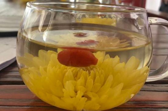 晚上可以喝菊花茶泡水嗎，睡覺前能不能喝菊花茶？
