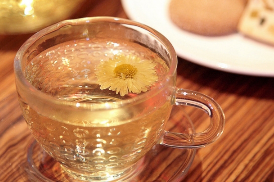 經(jīng)常菊花泡水好嗎，喝菊花茶有什么好處？
