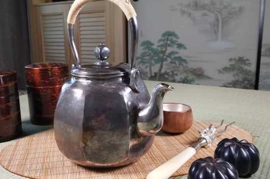 銀壺泡茶后為什么會變黑，銀壺內(nèi)膽發(fā)黑怎么辦