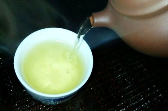 一天什么時(shí)候喝黑茶最好，喝黑茶一天最佳時(shí)間和季節(jié)