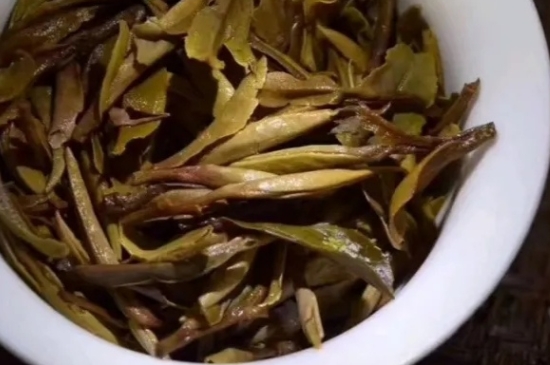 老白茶上火還是去火？夏季喝煮的老白茶會容易上火！