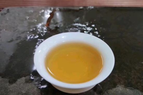 新舊白茶怎么區(qū)分，怎么分辨白茶是新還是舊