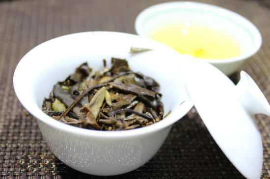 怎么撬老白茶茶餅不容易碎，福鼎白茶如何撬茶方法