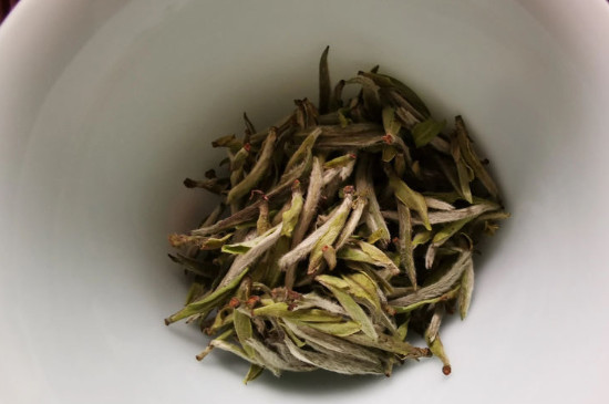 新舊白茶怎么區(qū)分，怎么分辨白茶是新還是舊