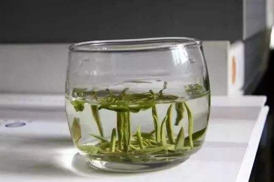 綠茶加重濕氣？濕氣體質寒的人能喝綠茶嗎