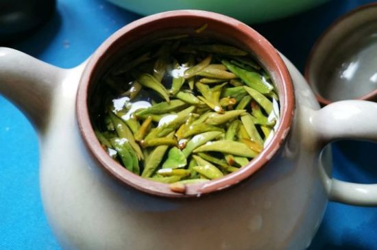 龍井茶放二年了能喝嗎，過期龍井茶的妙用！