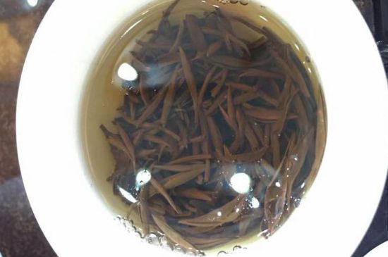 女人喝金駿眉的好處和壞處，女性喝金駿眉可減肥養(yǎng)顏