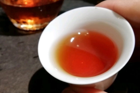 長(zhǎng)期喝巖茶會(huì)上火嗎？巖茶這樣喝了容易上火！