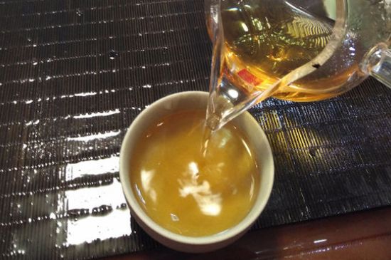 女人喝金駿眉的好處和壞處，女性喝金駿眉可減肥養(yǎng)顏