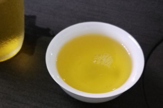 女人喝金駿眉的好處和壞處，女性喝金駿眉可減肥養(yǎng)顏