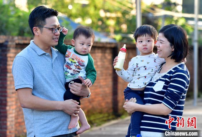 在長汀這十年，張元豪也收獲了愛情。2015年，他與客家妹子董仁花組成了溫暖的小家庭，如今已經(jīng)有了兩個可愛的寶寶。　張斌 攝